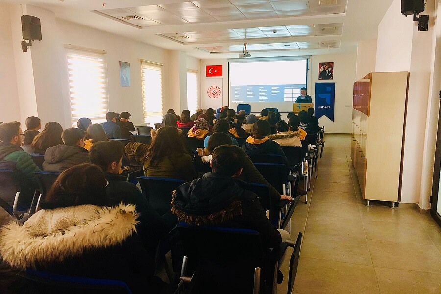 Kars'ta Öğrencilere Meslek Seçimine Destek Seminerleri Verdik