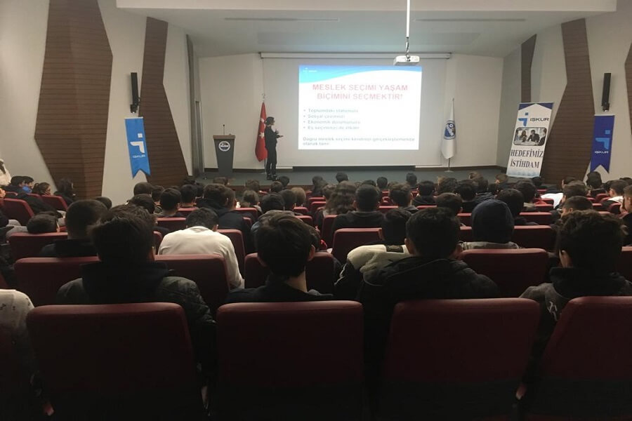 Manisa'da Öğrencilere “Meslek Seçiminin Önemi Hayatımıza Etkisi” Semineri Verdik