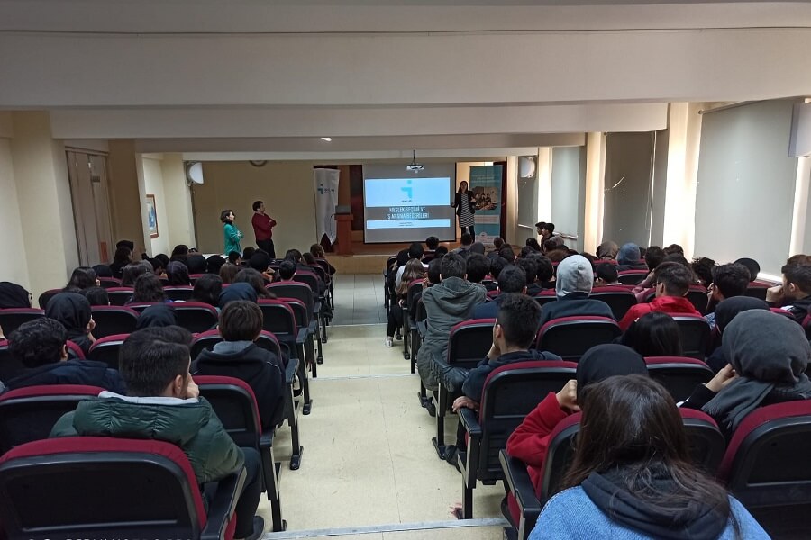 Sancaktepe'de “Meslek Seçiminin Önemi ve İş Arama Becerileri” Semineri Verdik