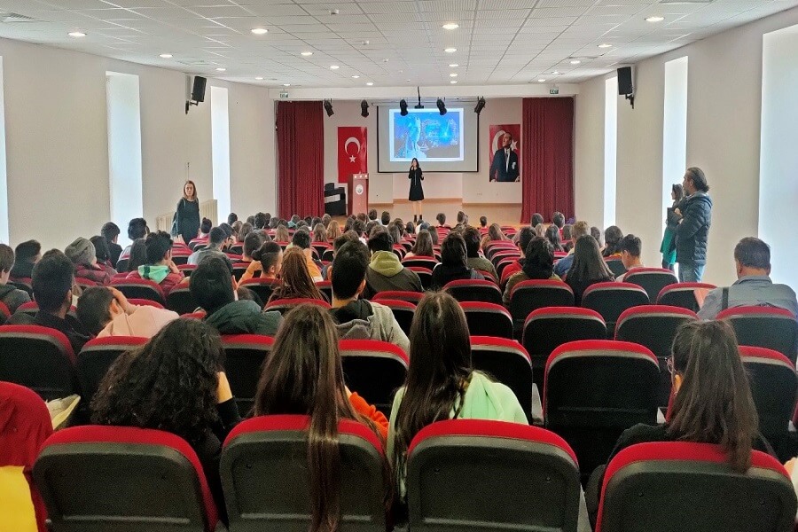 İstanbul'da Lise Öğrencilerine “Geleceğin Meslekleri” Semineri Düzenledik
